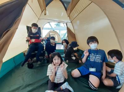 テントの中でキャンプ体験